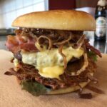 BBQ Bacon-Cheeseburger mit Pommes